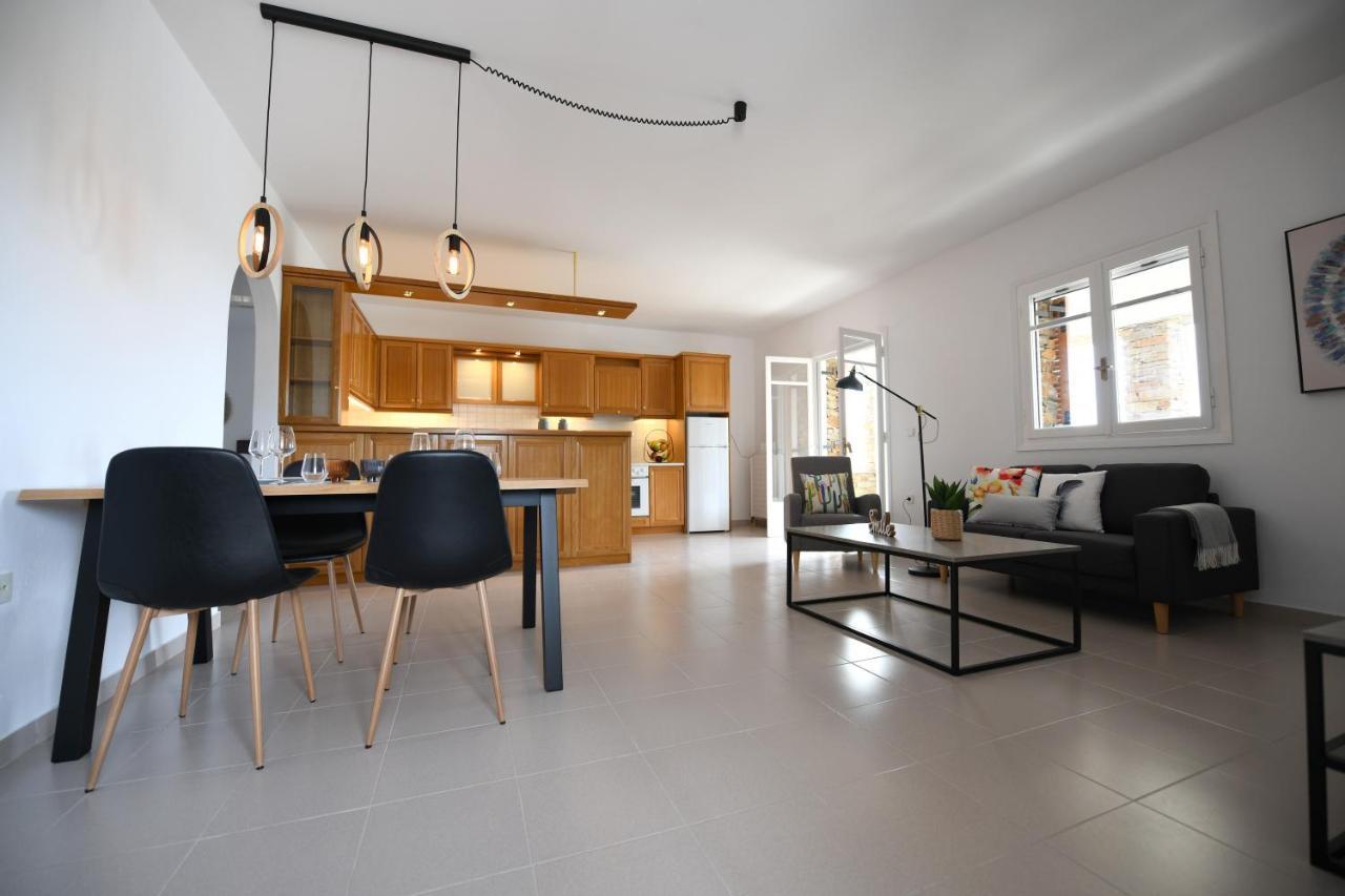 Amazing 2 bedroom apartment overlooking the Marina at Vourkárion Buitenkant foto