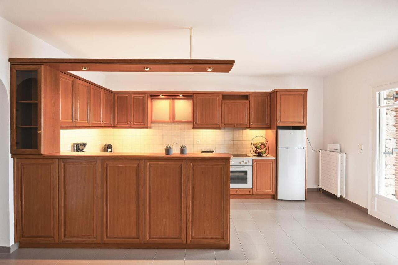 Amazing 2 bedroom apartment overlooking the Marina at Vourkárion Buitenkant foto