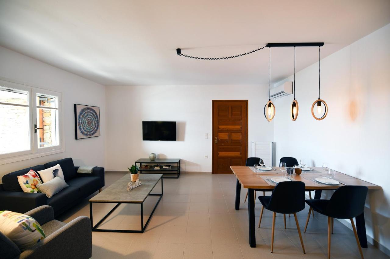 Amazing 2 bedroom apartment overlooking the Marina at Vourkárion Buitenkant foto