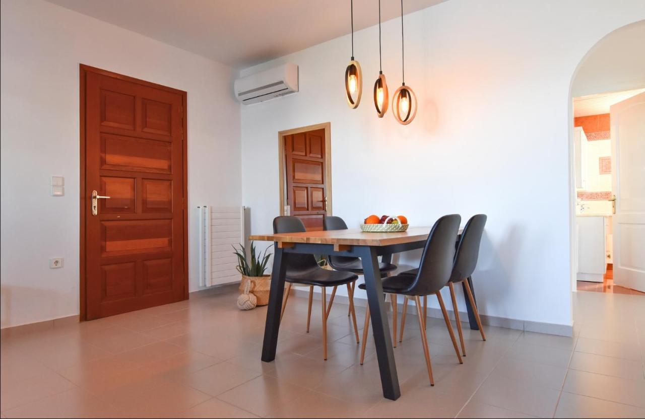 Amazing 2 bedroom apartment overlooking the Marina at Vourkárion Buitenkant foto